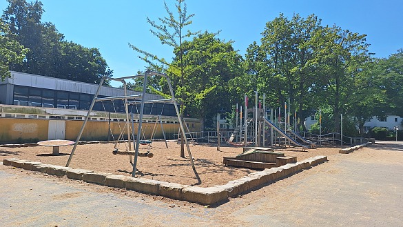 Schulhof der Schule An der Gete mit Blick auf die Seilschaukel, die Drehscheibe sowie den Spielturm