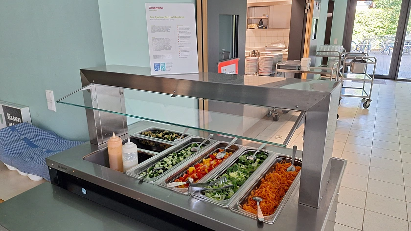Salatbuffet mit Möhrensalat, grünem Salat, roter und gelber Paprika, Gurke, gedünsteter Zucchini, verschiedenen Dressings