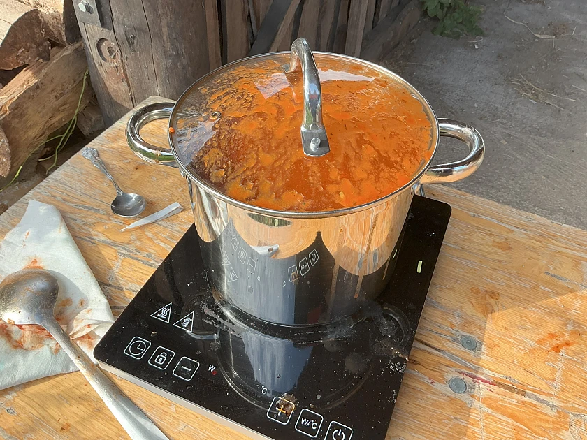 Topf mit veganer Bolognesesauce auf dem Herd